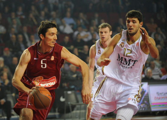 队记：此前被列入缺席名单的克莱，可以出战今天的比赛（队记：克莱从缺席名单移除，今日确认出战）