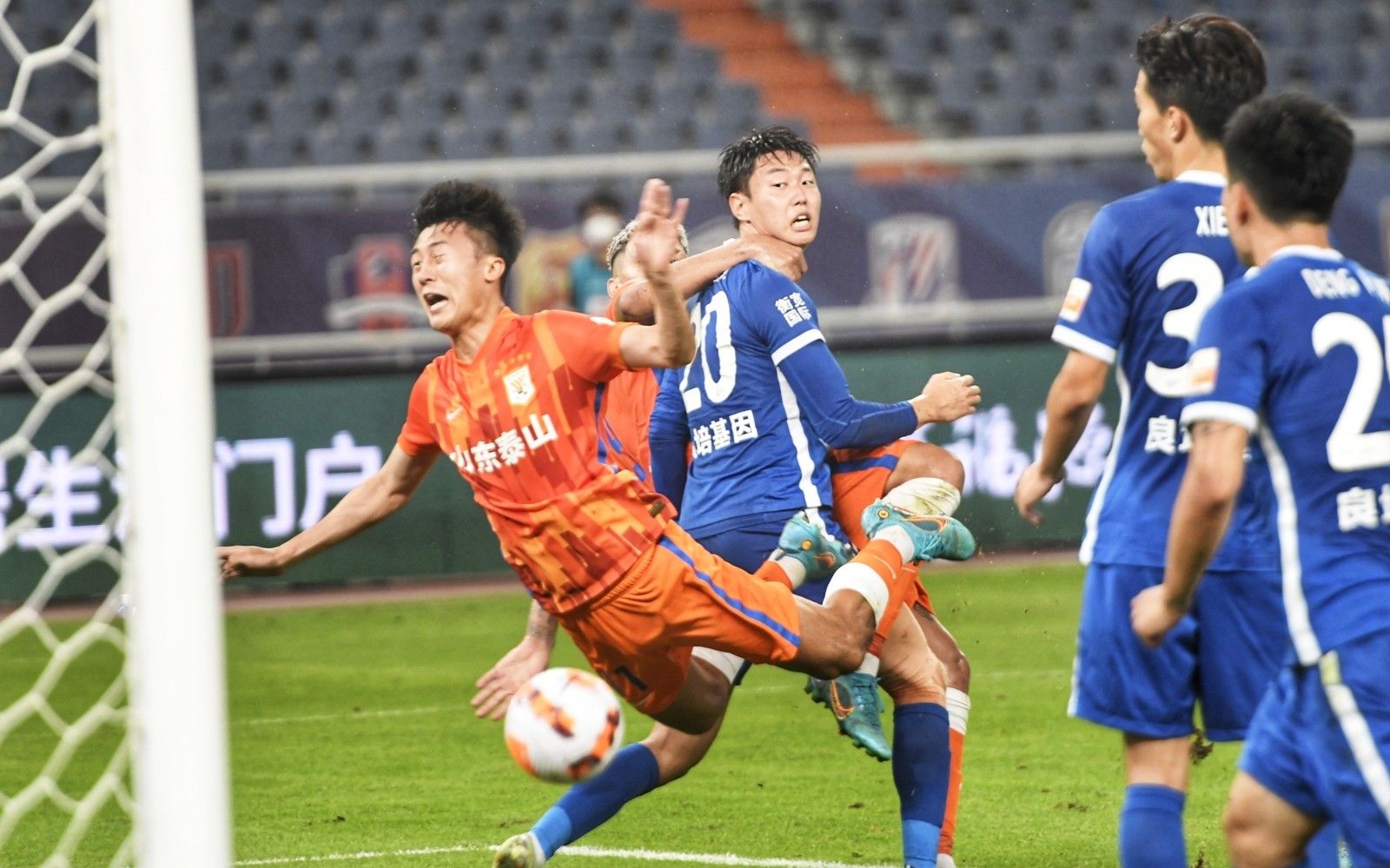 詹姆斯：不管我是21还是41，膝盖内侧被那样撞到都很危险（詹姆斯：不分年龄，膝盖内侧挨那样一撞都很危险）