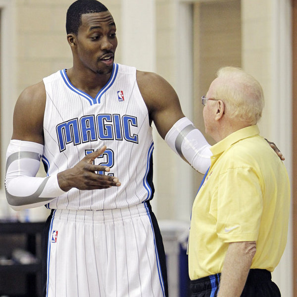 足坛曝出重磅转会，多队加入抢人大战（足坛传出重磅转会，多队掀起抢人风暴）