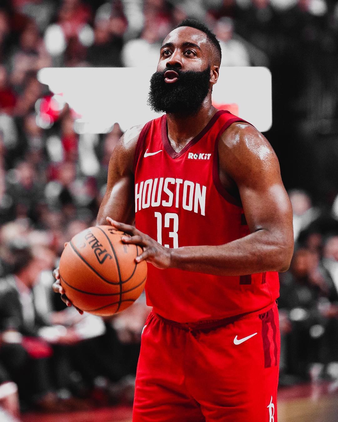 欧冠半场：克瑙夫打破僵局，法兰克福1-0巴塞罗那（欧冠半场战报：克瑙夫先拔头筹，法兰克福暂1-0领先巴塞罗那）