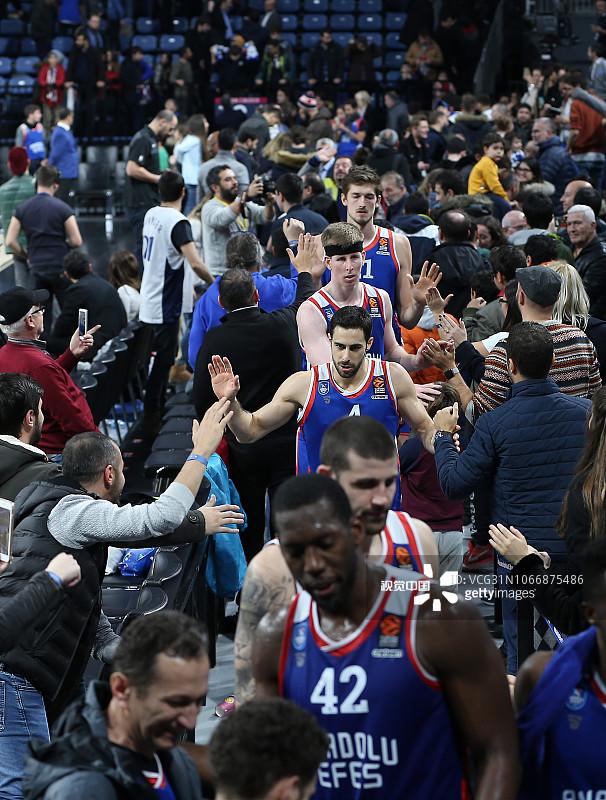 美记：湖人正寻求得到一个3D球员，比如埃利斯或赫伯特·琼斯（美记：湖人寻求补强3D侧翼，目标包括埃利斯与赫伯特·琼斯）