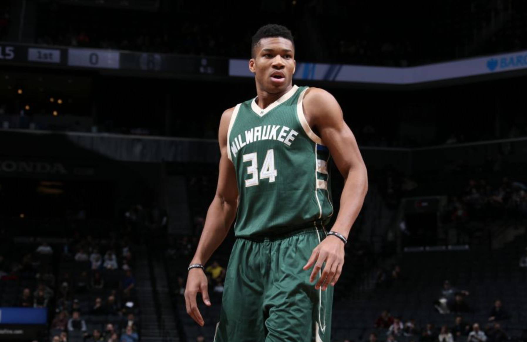 外线开炮！马刺连续二次进攻三分命中 稍稍扩大领先（马刺外线开火！二次进攻连中三分，优势小幅拉开）