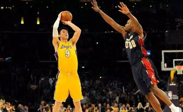 英媒：拜仁有意费耶诺德右后卫里德，但将面临英超俱乐部竞争（英媒：拜仁看中费耶诺德右后卫里德，英超多队参与争夺）