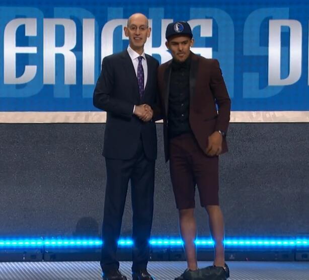 记者：马竞中卫勒诺尔芒预计伤缺一个半月至两个月（记者称马竞中卫勒诺尔芒预计因伤休战6至8周）