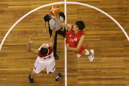 迪亚斯：裁判无视多纳鲁马被侵犯，我们需要统一的判罚标准（迪亚斯：多纳鲁马遭侵犯被裁判忽略，判罚标准亟待统一）