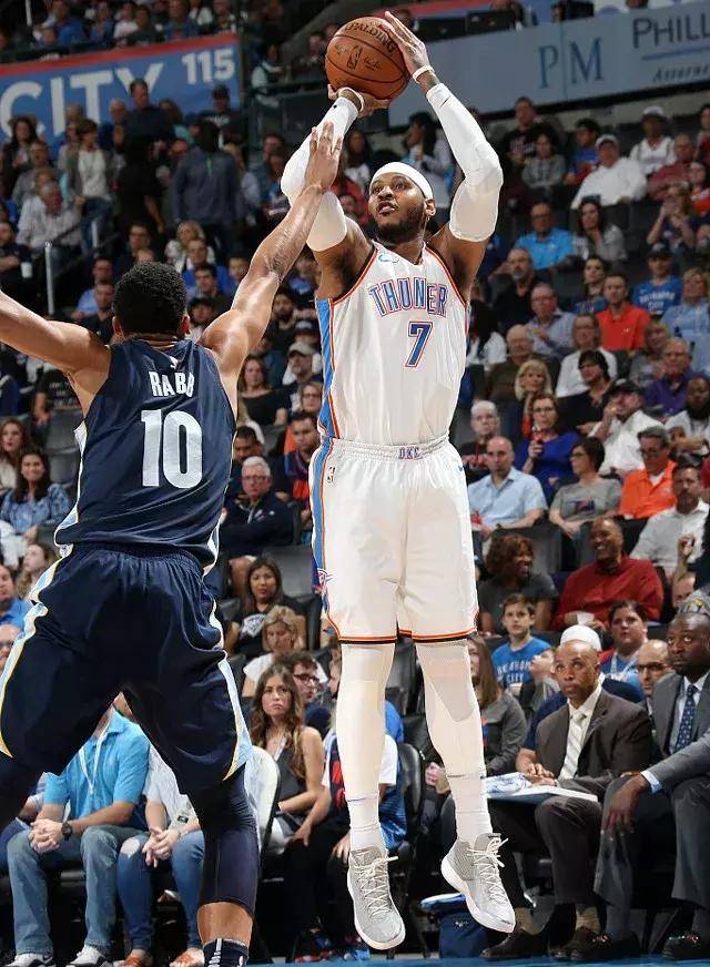 太阳vs勇士前瞻：布克对决库里，勇士力争客场终结2连败（勇士做客挑战太阳：库里硬碰布克，力争止住两连败）