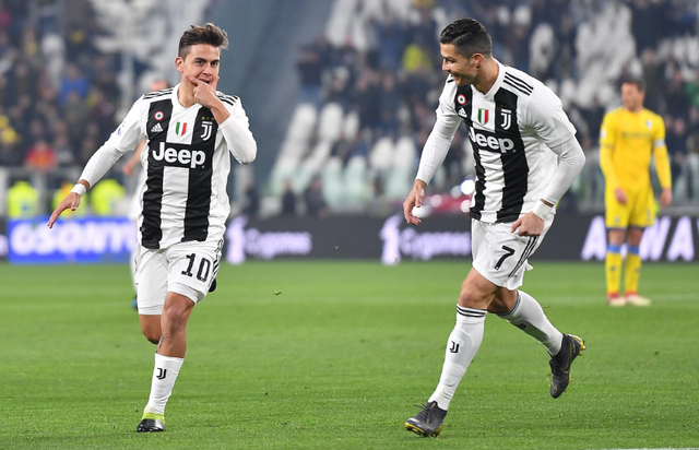 从手足无措到游刃有余，齐达内在公园学着踢毽子（齐达内在公园学踢毽子：从笨拙到娴熟）