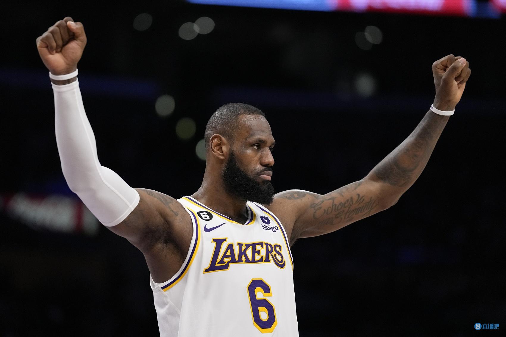 腿软！男子在1800米高空踢球：球场无护栏 致敬C罗 最后跳伞降落（惊心动魄！男子在海拔1800米无护栏球场踢球致敬C罗，最终跳伞落地）