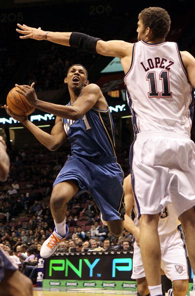 球员赛后把球衣送给癌症小球迷（赛后球员将球衣赠予患癌小球迷）