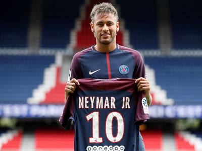 上赛季西甲最佳射手，姆巴佩领取皮奇奇奖（姆巴佩获颁皮奇奇奖，荣膺上赛季西甲射手王）