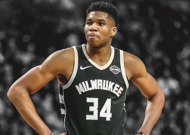 顺水推舟！文班持球被切 顺势点给卡斯尔助其打进加罚（化险为攻！文班被断即刻妙传 卡斯尔打成2+1）