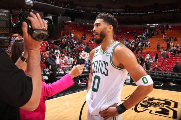 状态火热！浓眉连续4场比赛拿到两双，场均24.5分15板（浓眉状态爆棚：连续4场斩获两双，场均24.5分15篮板）