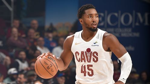 中超赛场争议判罚：VAR判罚引发热议,（中超赛场再起风波：VAR裁定引发热议）