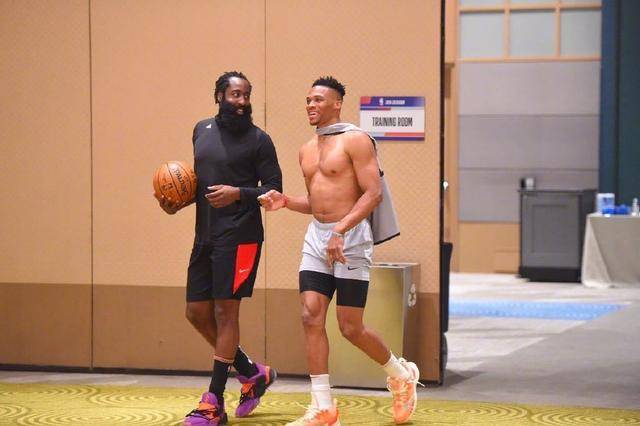 随着曼城1-2，利物浦0-3，英超最新争冠形势出炉：天助阿森纳得利（曼城1-2、利物浦0-3，英超争冠格局突变：阿森纳坐收渔利）