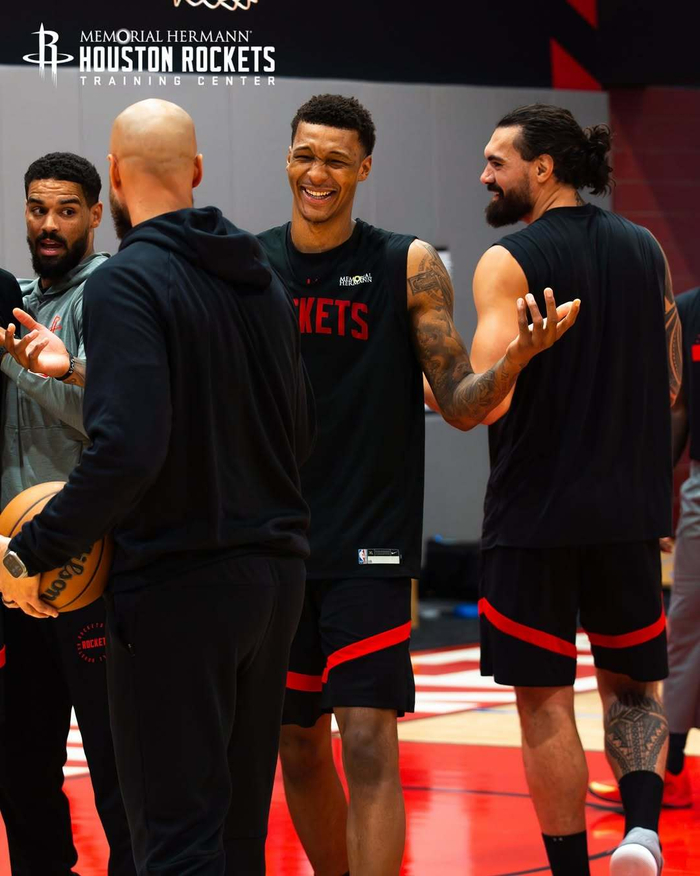 逆天，挪威甲门将点球大战一脚将摆好的球踢走以干扰对方（点球大战离谱一幕：挪甲门将故意将摆好的球踢走干扰对手）