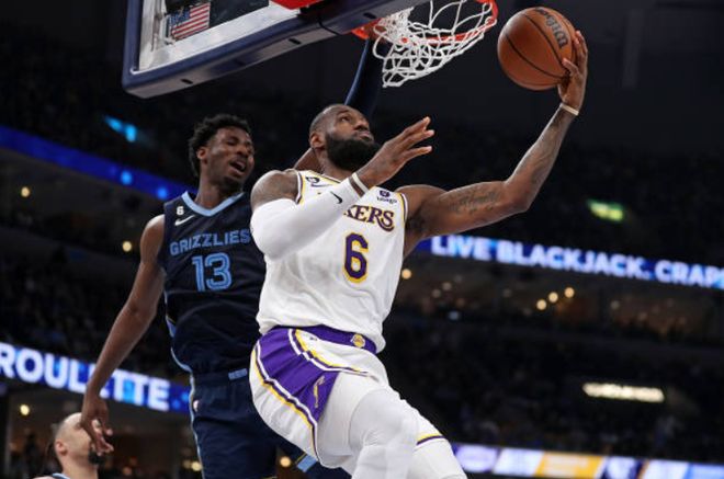 看了四年球了，在专科有一段时间刷抖音频繁给我推多...（看球四年：专科那阵刷抖音老被推某队视频）