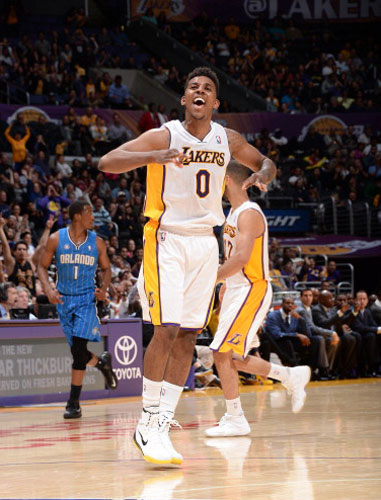 尼克斯19年招募伦纳德绝密视频曝光：来纽约吧，美女任你挑（曝尼克斯2019年招募伦纳德视频：劝其来纽约，称美女随便挑）