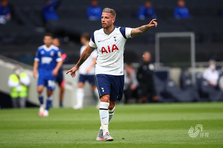 苏格兰女足队长卡思伯特与中国队比赛时头部受伤，被紧急送医（对阵中国队时头部受伤 苏格兰女足队长卡思伯特被紧急送医）